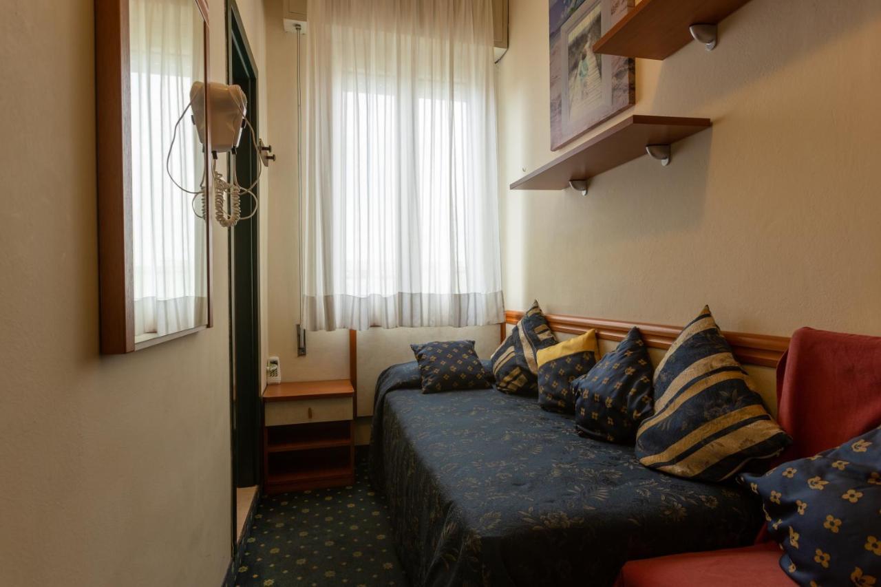 Hotel River Fronte Mare Con Piscina Ρίμινι Εξωτερικό φωτογραφία