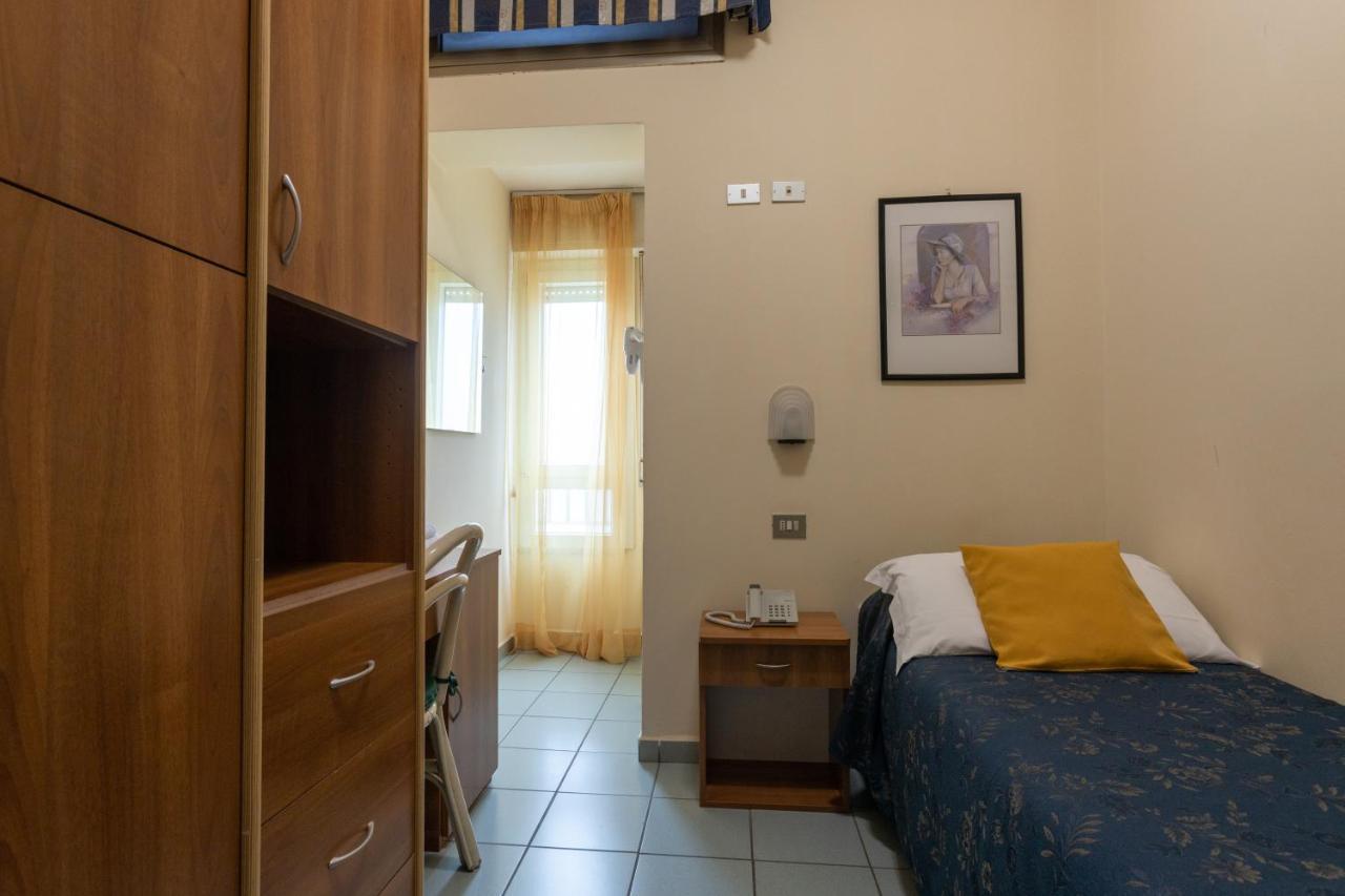 Hotel River Fronte Mare Con Piscina Ρίμινι Εξωτερικό φωτογραφία