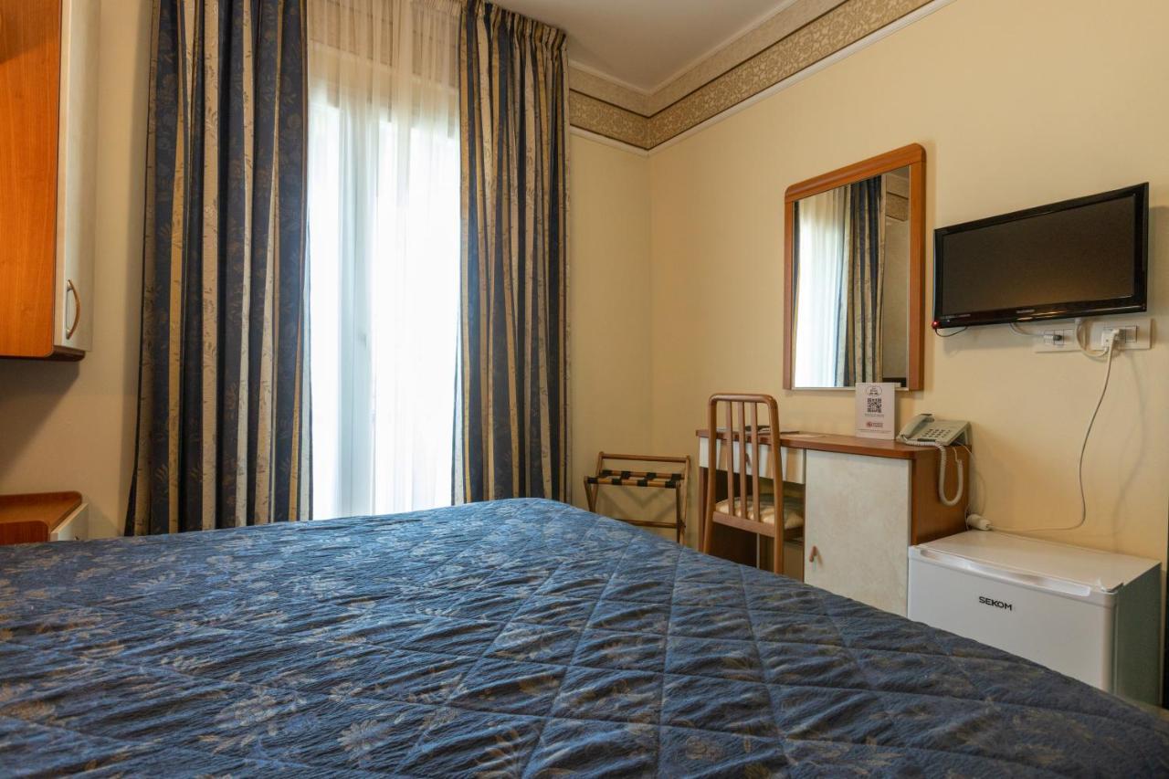 Hotel River Fronte Mare Con Piscina Ρίμινι Εξωτερικό φωτογραφία