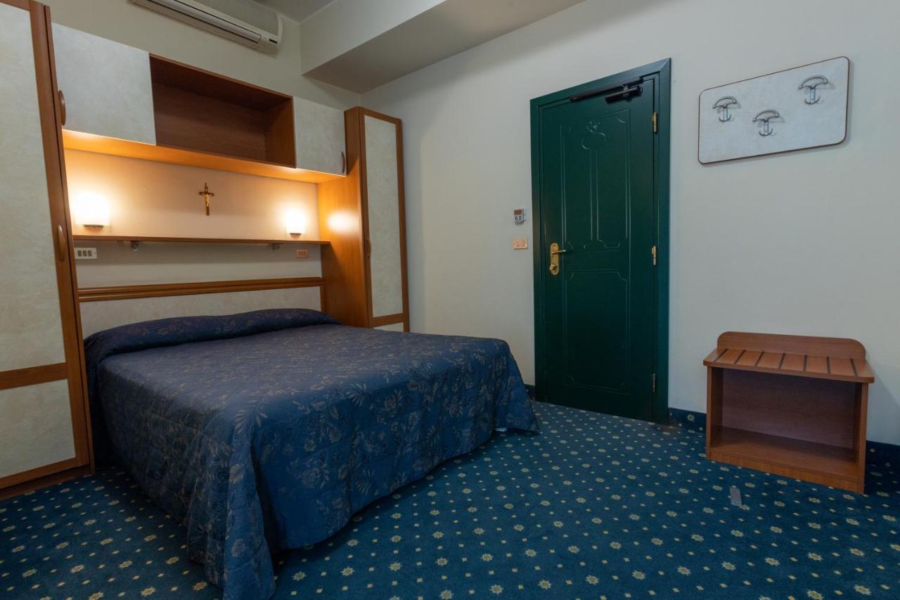 Hotel River Fronte Mare Con Piscina Ρίμινι Εξωτερικό φωτογραφία