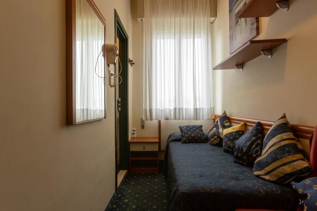 Hotel River Fronte Mare Con Piscina Ρίμινι Εξωτερικό φωτογραφία